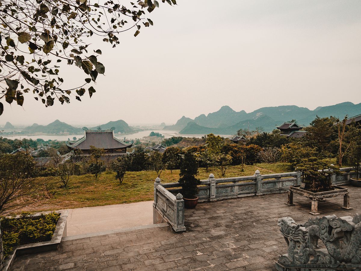 Aussicht von der Bai Dinh Tempelanlage
