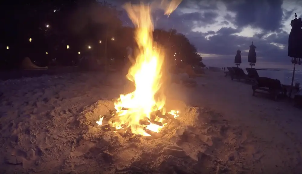 Lagerfeuer am Strand auf den Gili Inseln