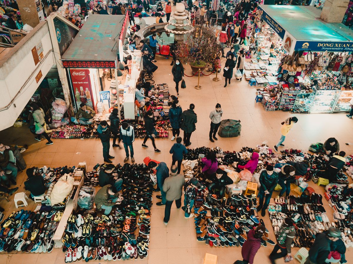Verkaufsstände auf dem Don Xuan Markt in Hanoi Vietnam