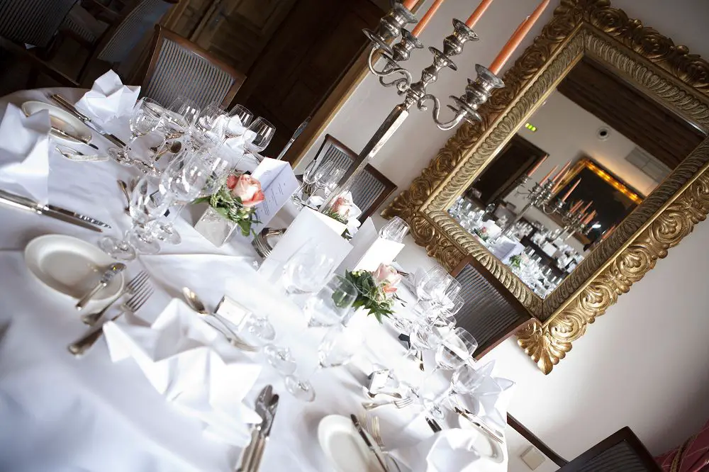 Der Fürstensaal mit dekorierten Tisch