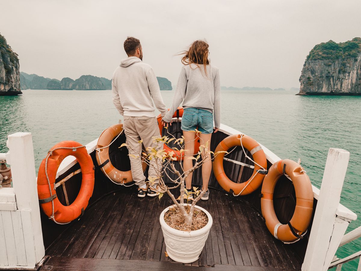 Highlight der Vietnam Reiseroute: Wir beide auf dem Boot durch die Halong Bay