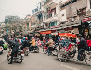 Chaotischer Straßen Verkehr in Hanois Altstadt