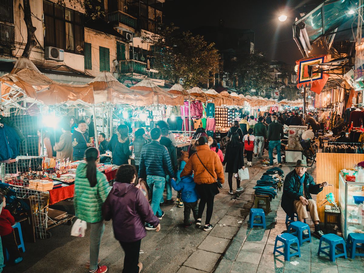 Menschen und Verkaufsstände auf dem Nachtmarkt