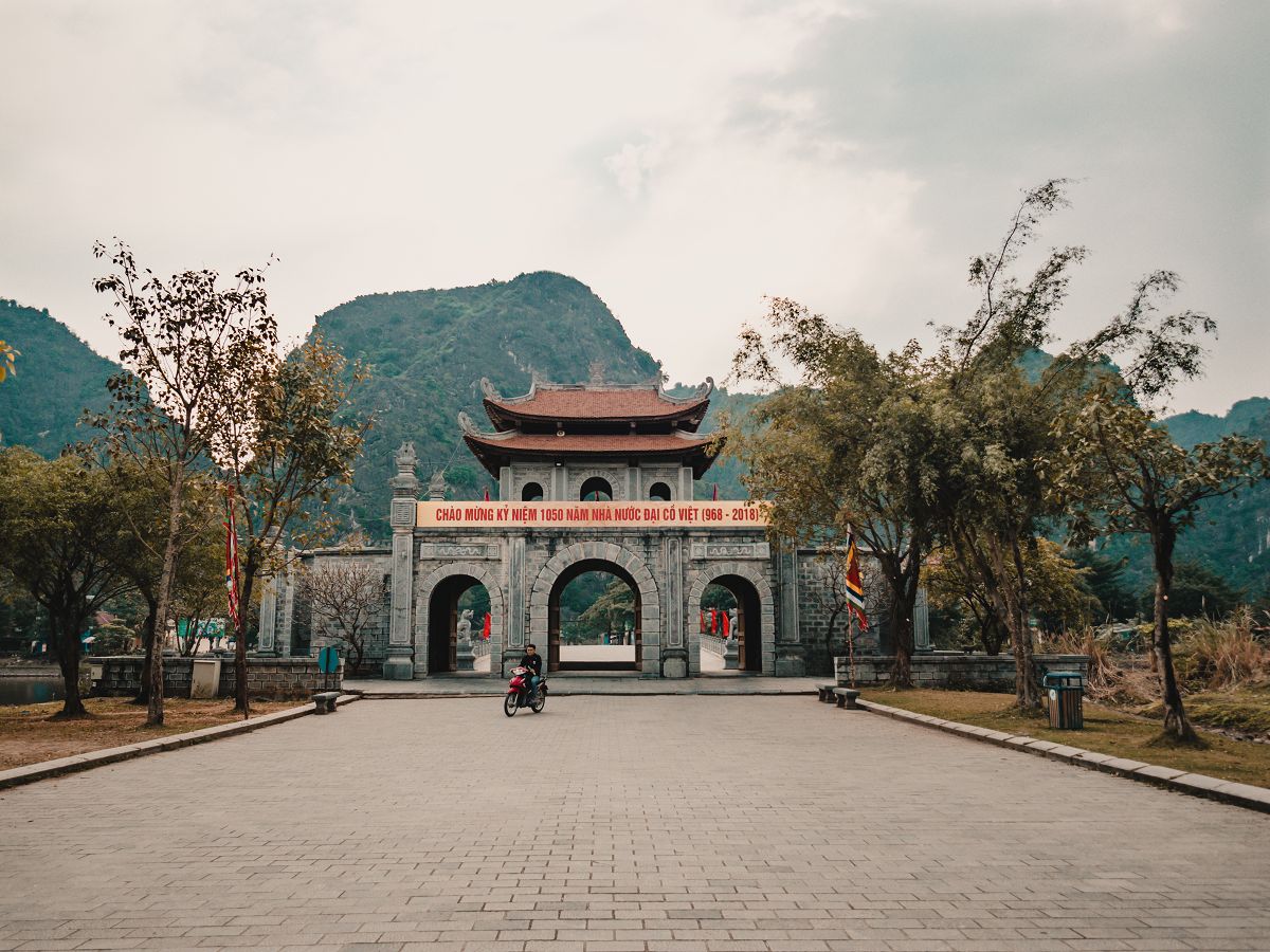 Großes Tor auf der Hoa Lu Ancient Town Anlage