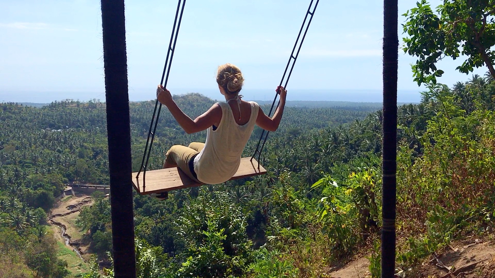 Jenny auf der Panorama Schaukel auf Lombok