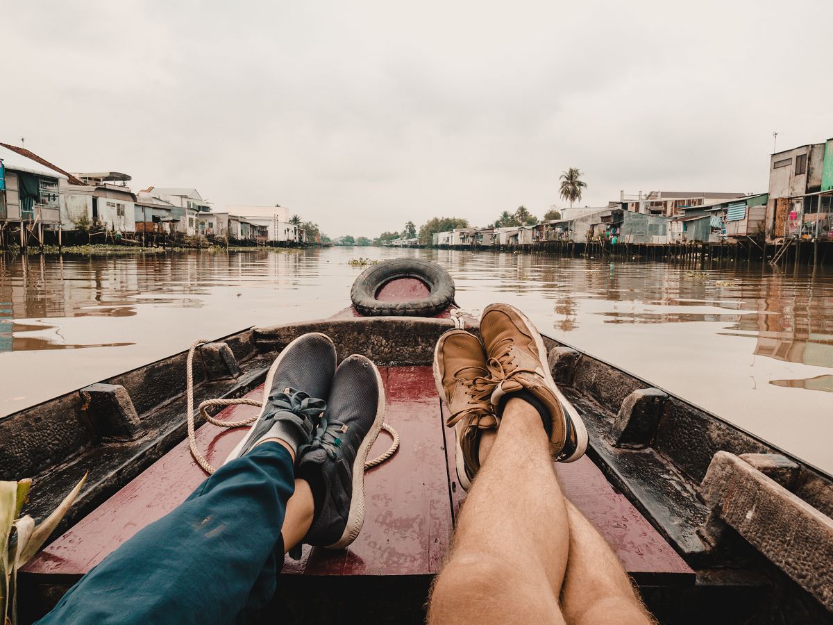 Unsere Füße auf dem Boot das durch das Mekong Delta fährt