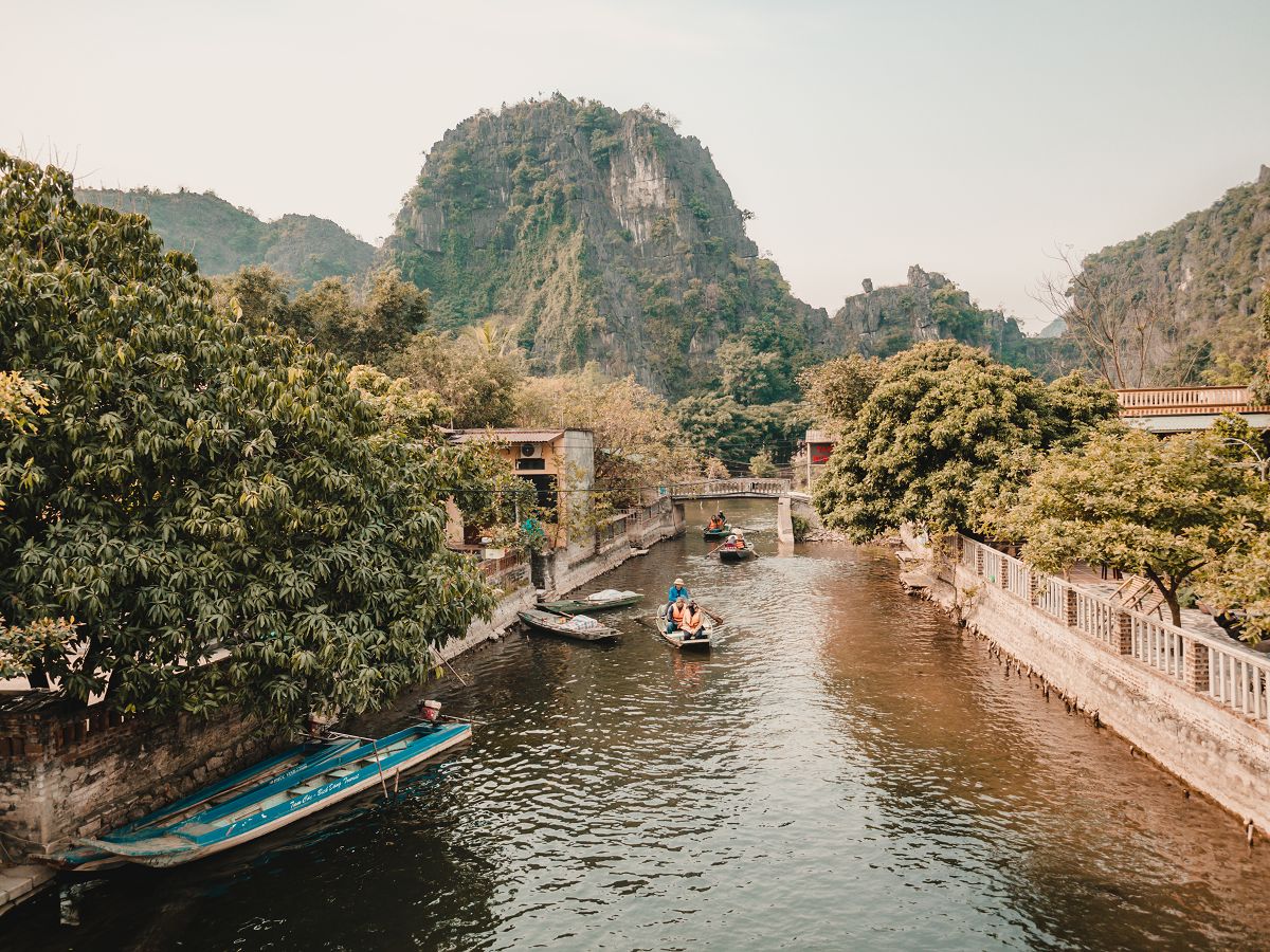 Boote und der Flusskanal in Tam Coc