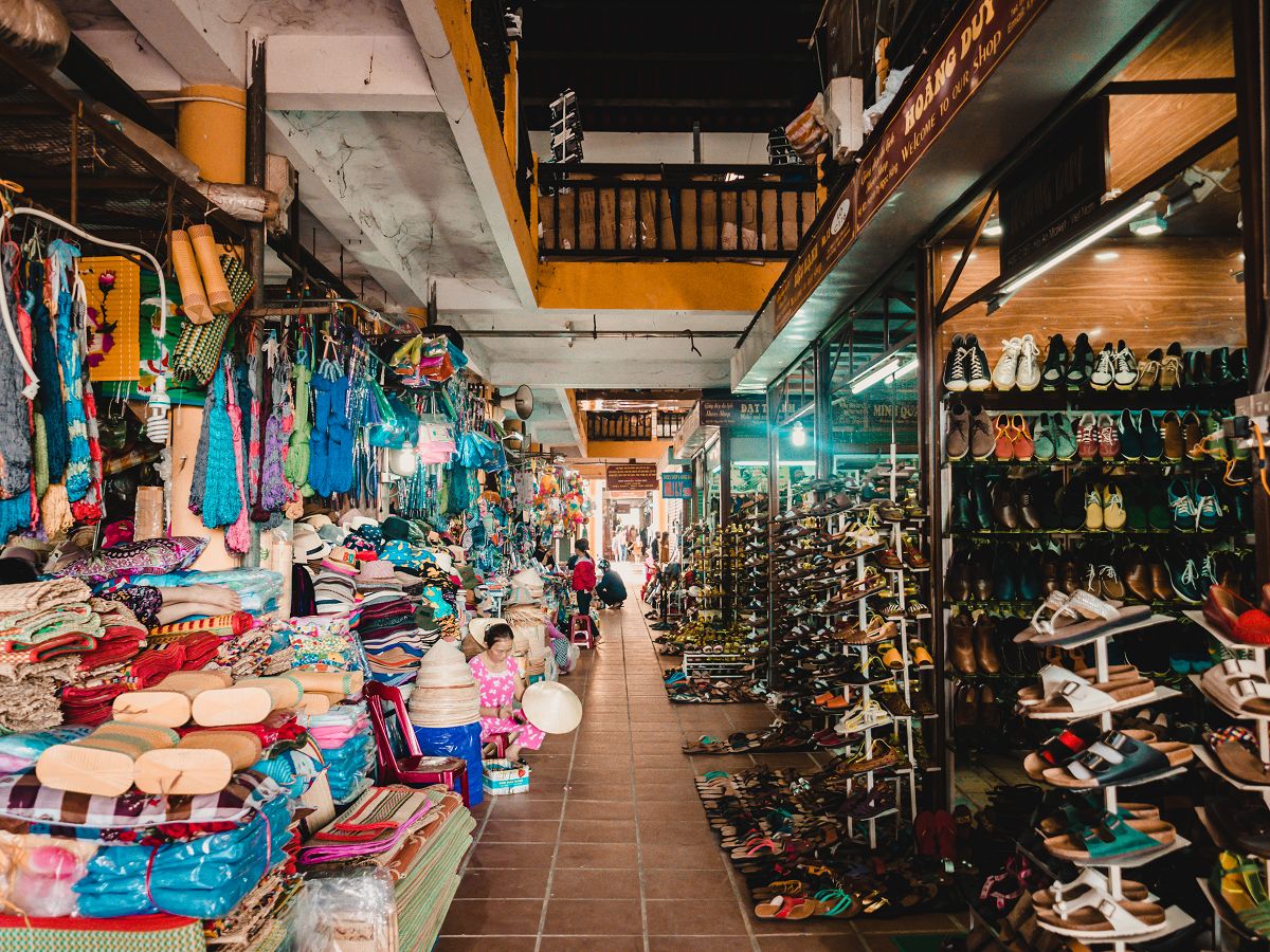 Stände und kleine Shops im Textil Markt Hoi An