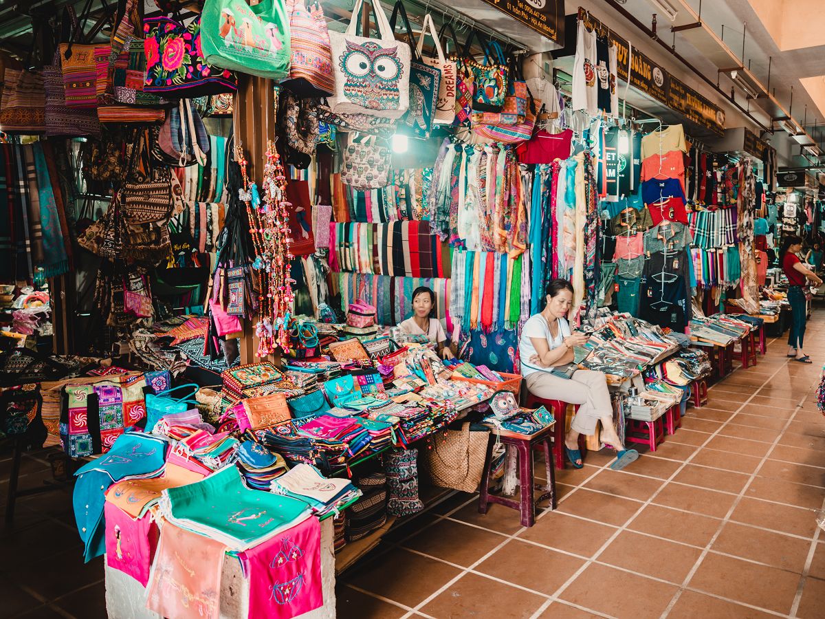 Stände und kleine Shops im Textil Markt Hoi An