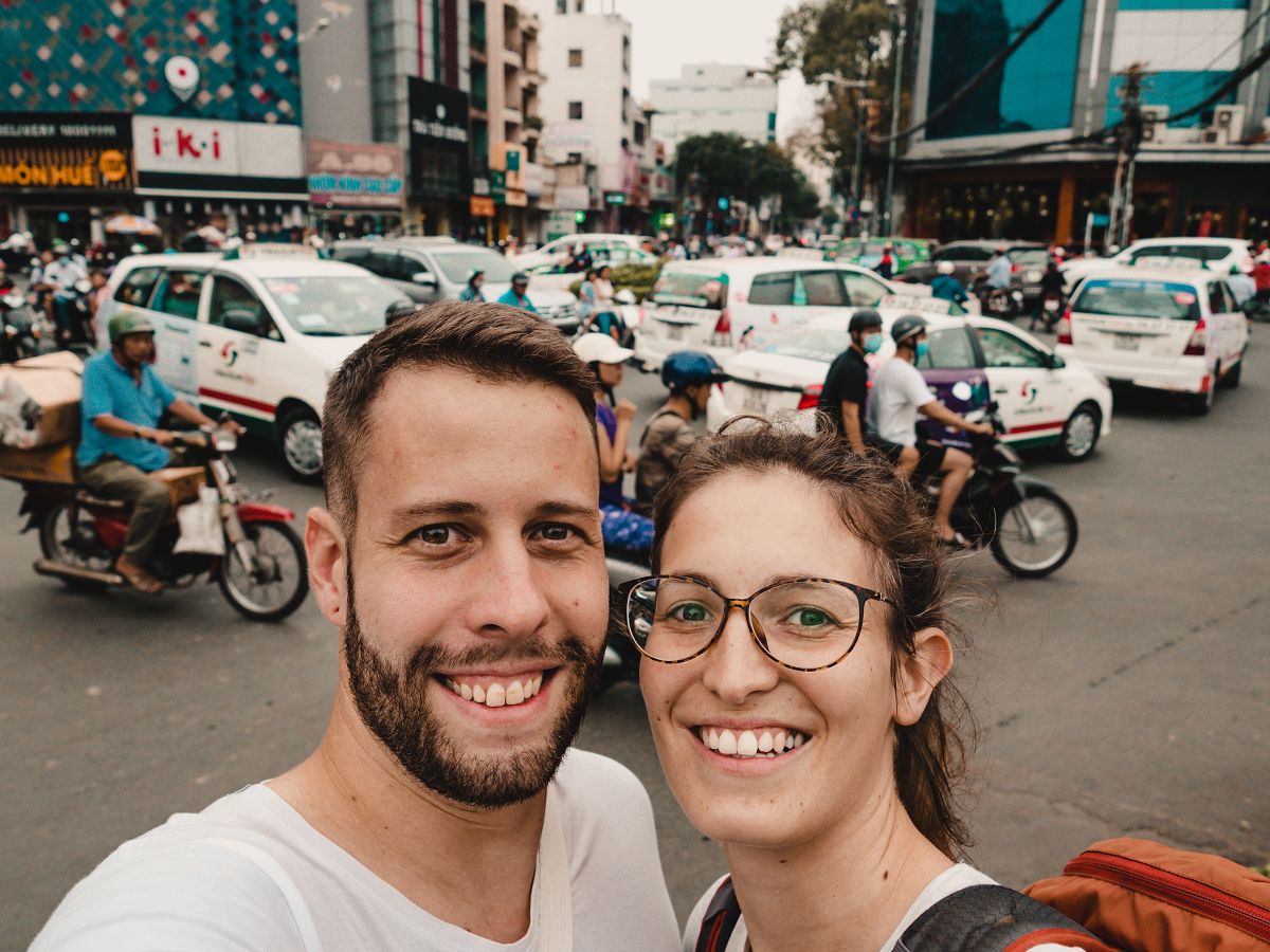 Wir zwei in Saigon und im Hintergrund Verkehrschaos