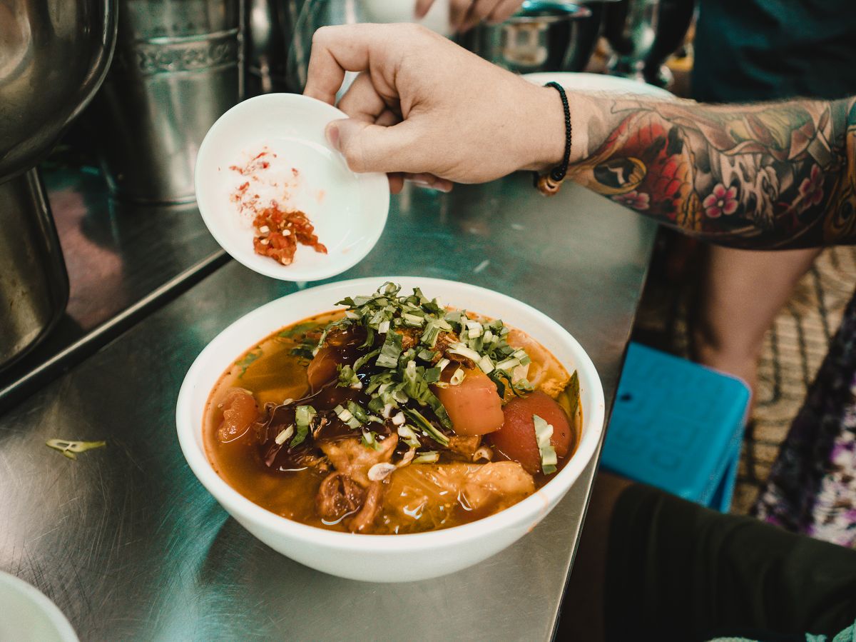 Vietnamesische Suppe an einer Garküche