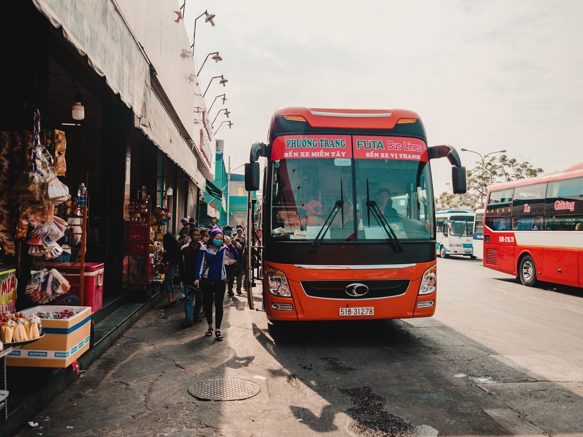 Busbahnhof mit Bus in Saigon