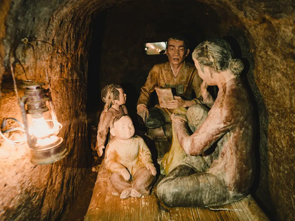 Eine Familie in ihrer Höhlenwohnung