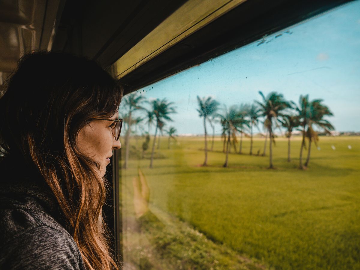 Sara im Zug mit Blick auf Reisfelder