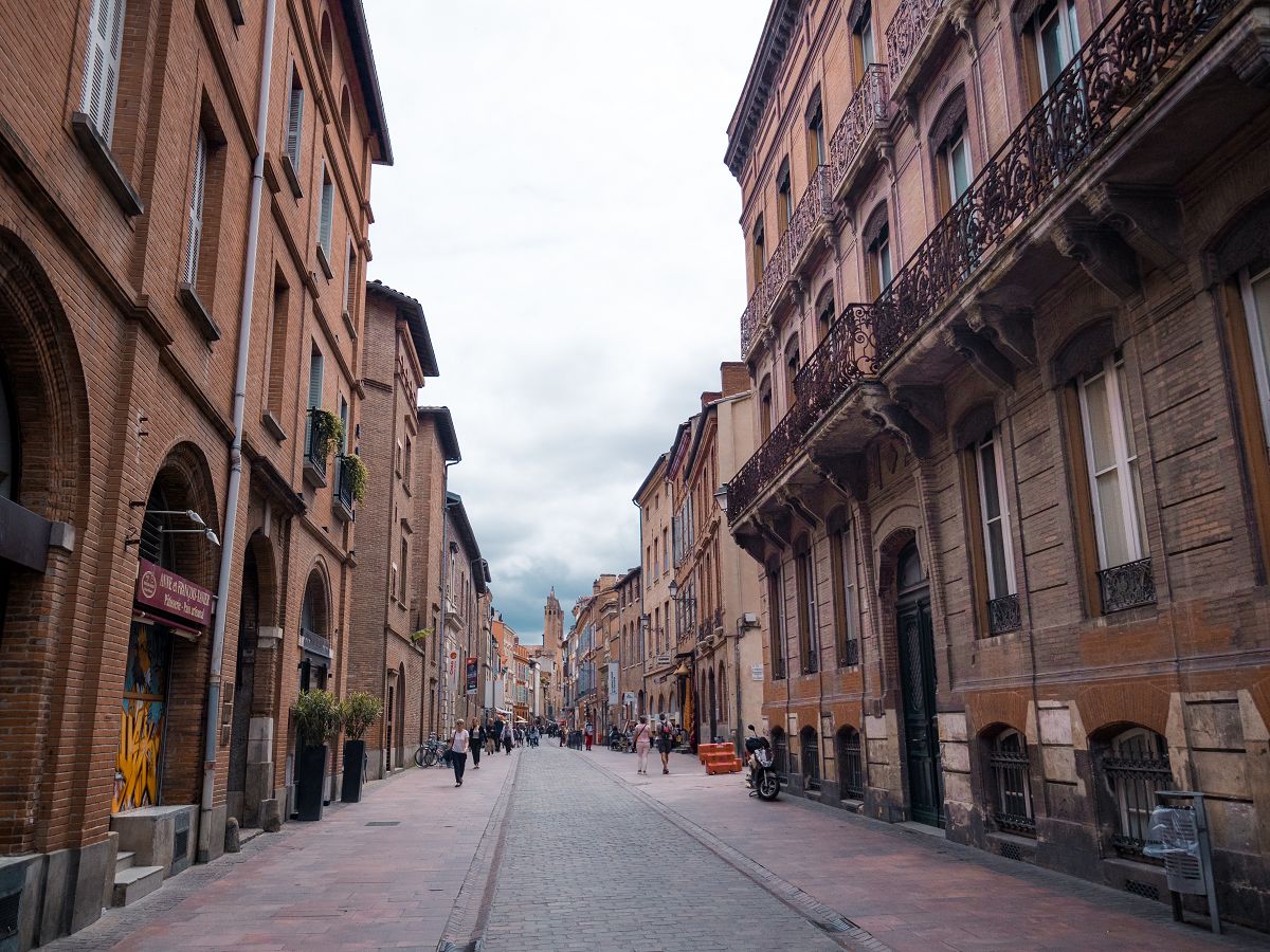 Eine Gasse in der Altstadt von Toulouse