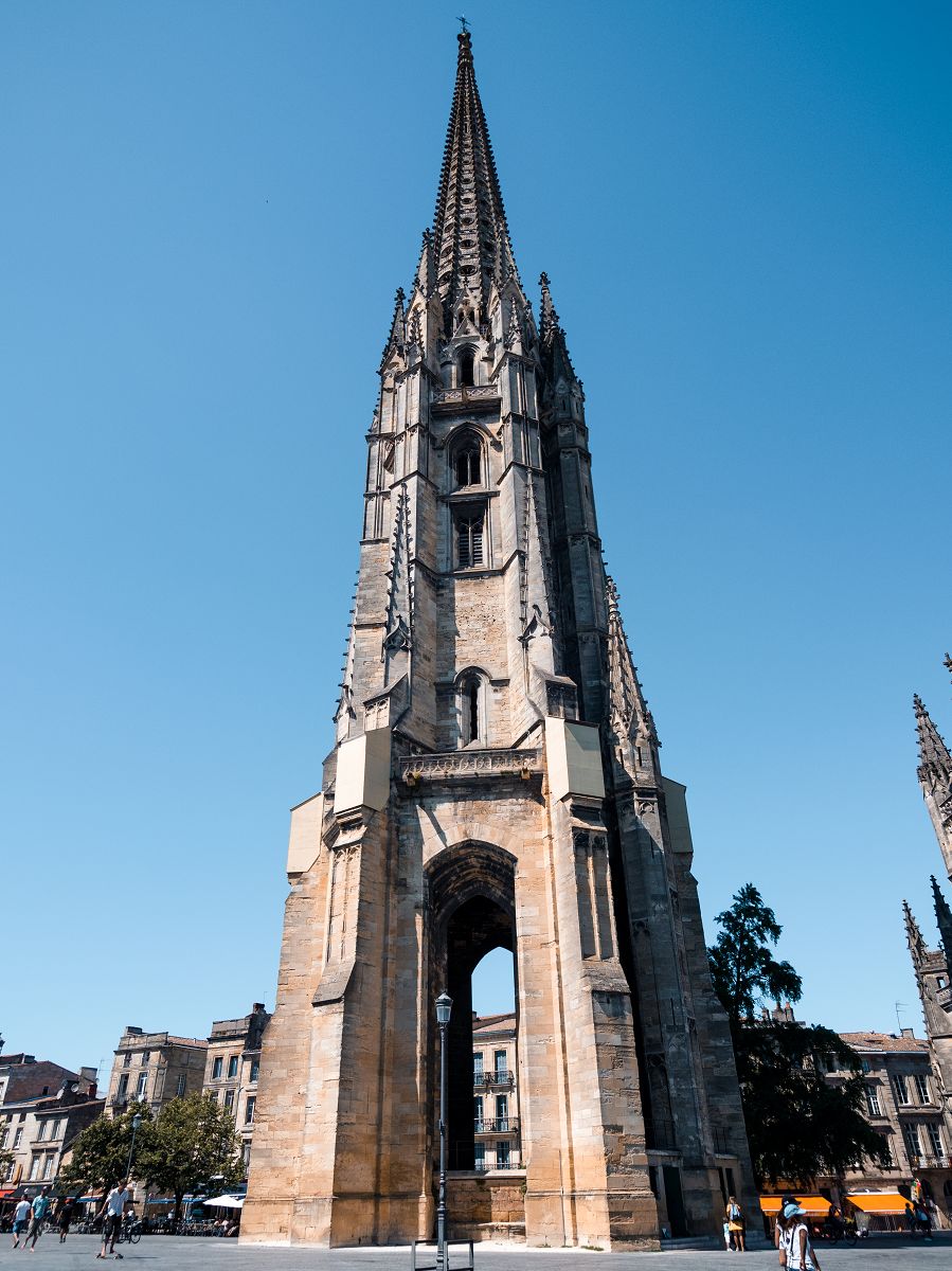 Der alleinstehende Kirchturm der Basilika Saint-Michel