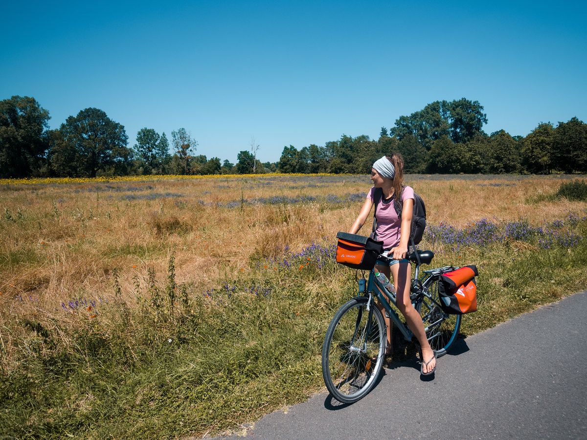 Sara auf ihrem Fahrrad mit der Landschaft im Hintergrund