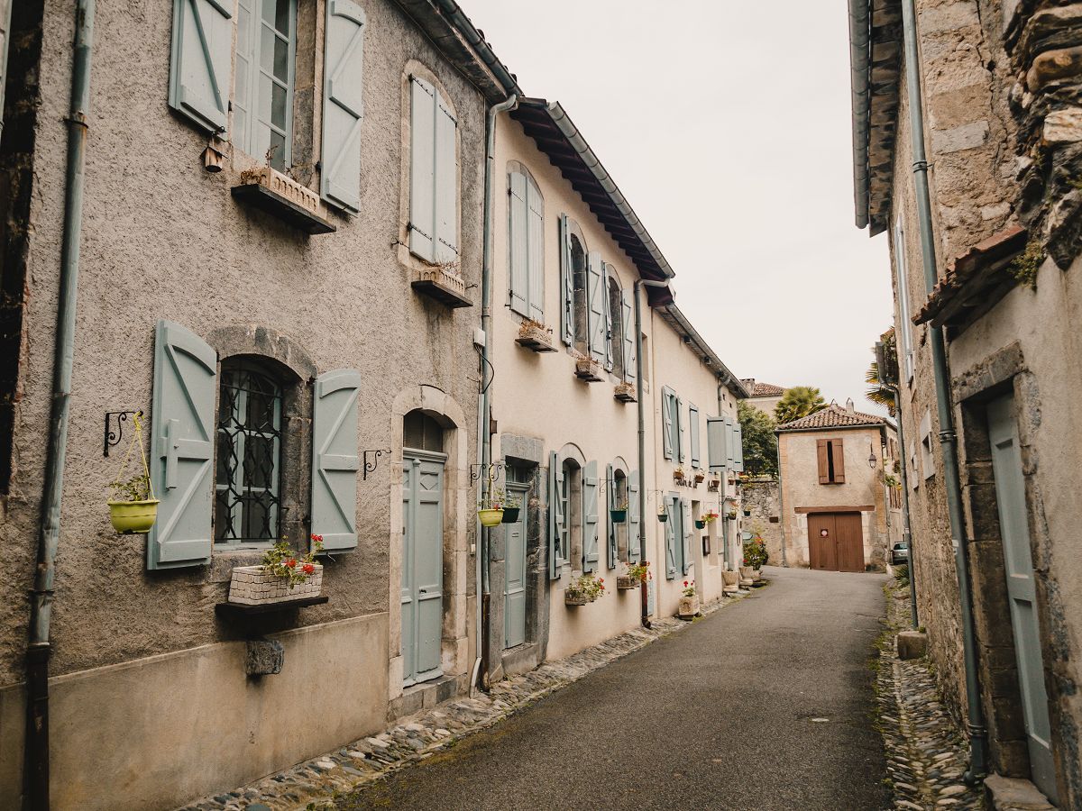 Enge Gasse im Dorf Saint-Bertrand-de-Comminges