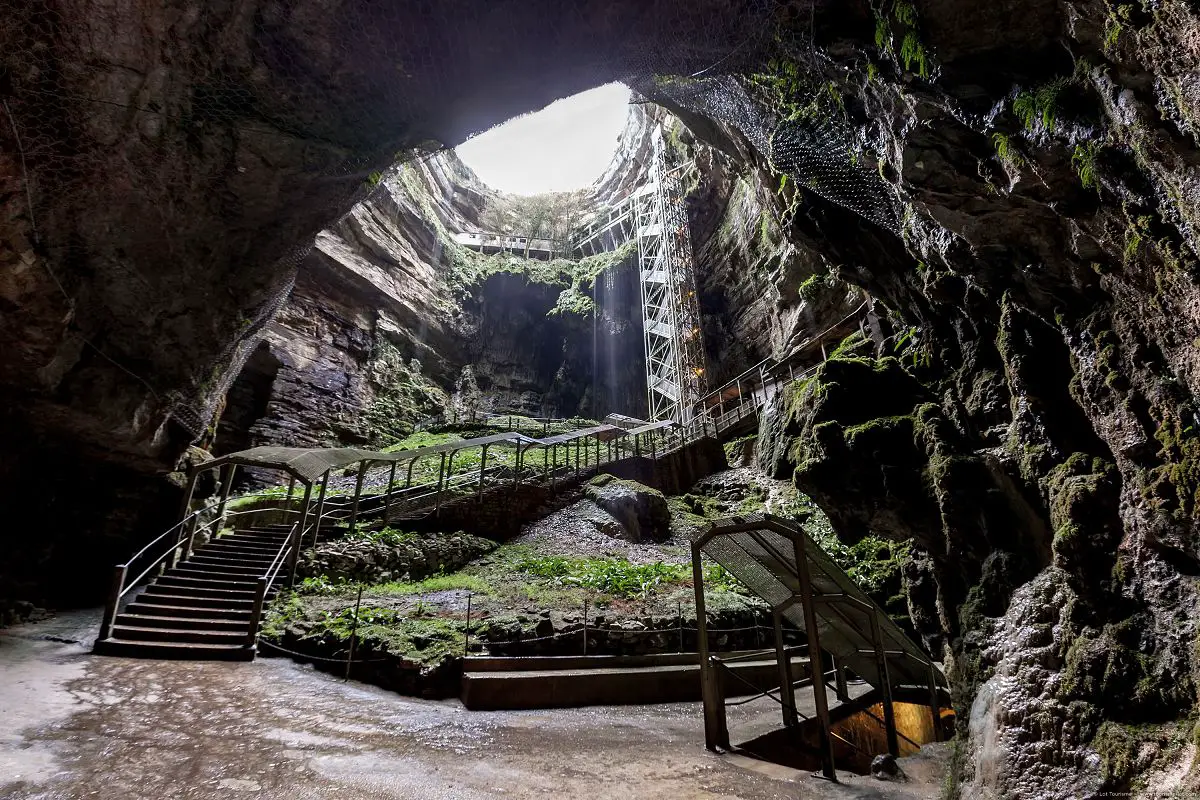 Der Eingang & die Treppe in die Höhle