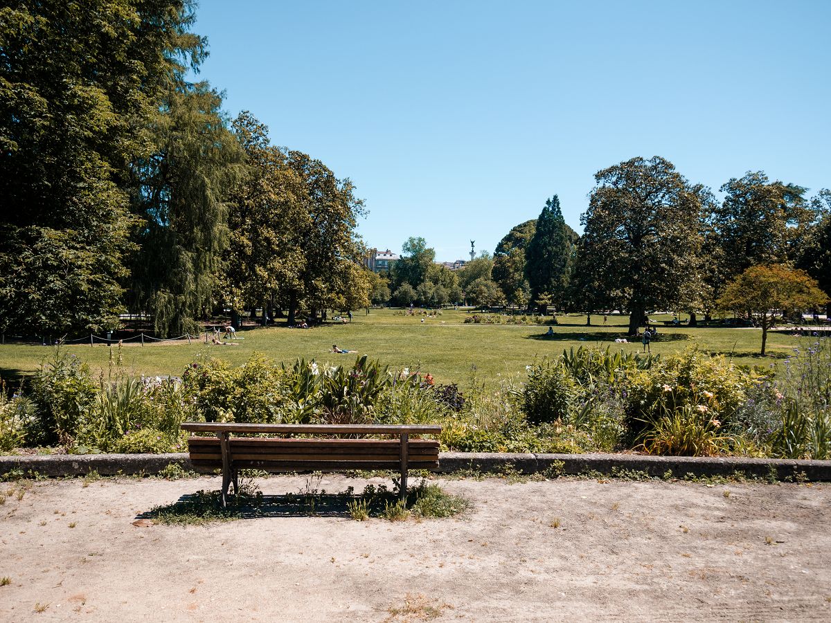 Einsame Parkbank im Jardin Public Park in Bordeaux