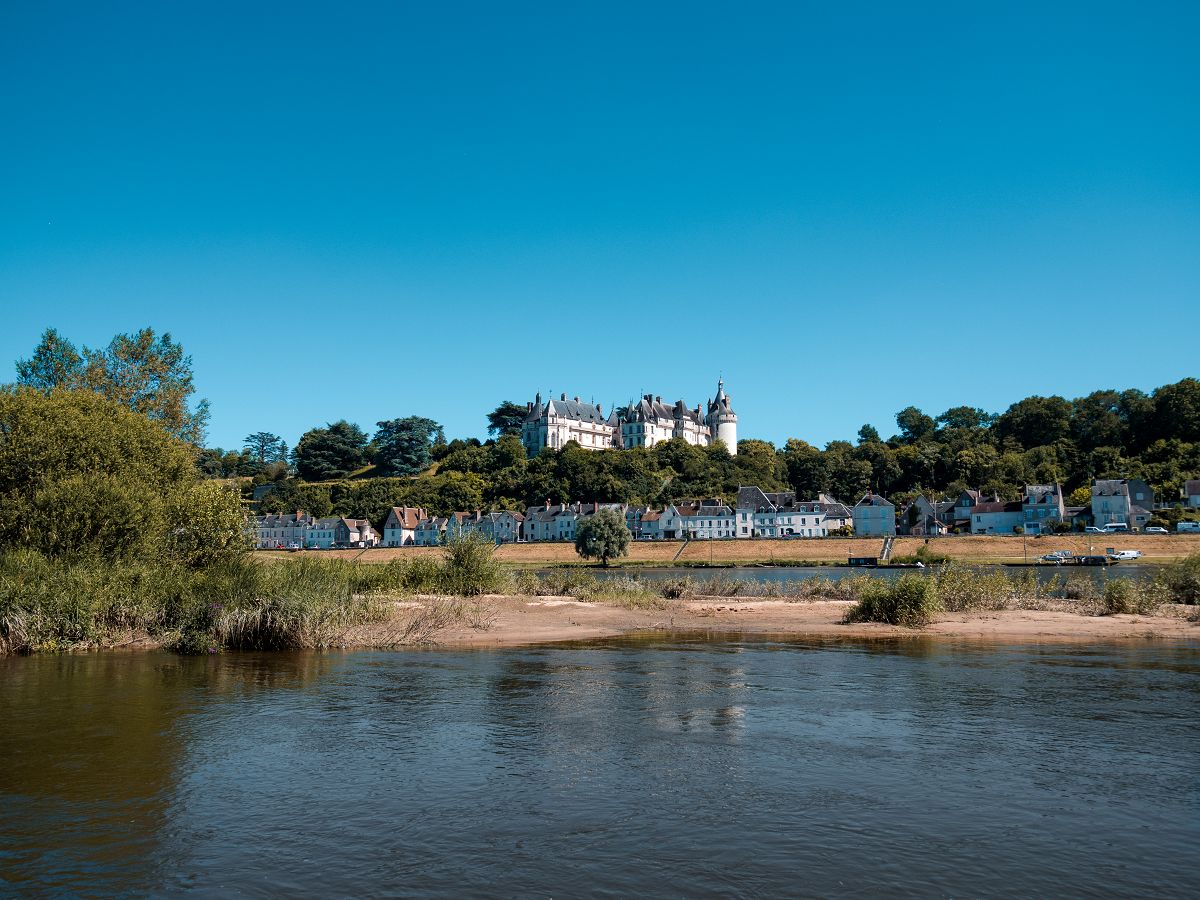 Sicht auf das Schloss Chaumont-sur-Loire vom Boot aus