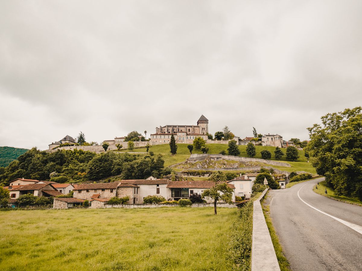 Blick auf das Dorf Saint-Bertrand-de-Comminges in der Haute-Garonne