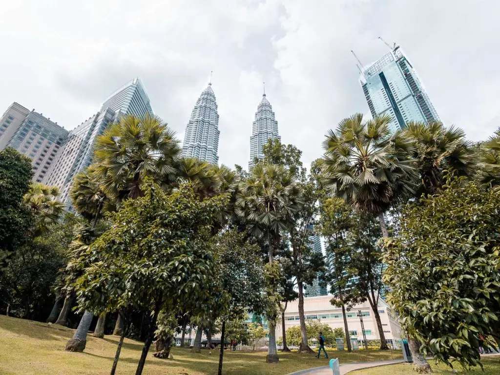 Die berühmten Petronas Towers und der KLCC Park