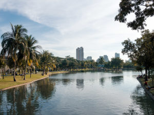 Park in Bangkok mit Skyline