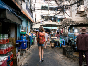 Sara mit Rucksack in den Straßen Bangkoks