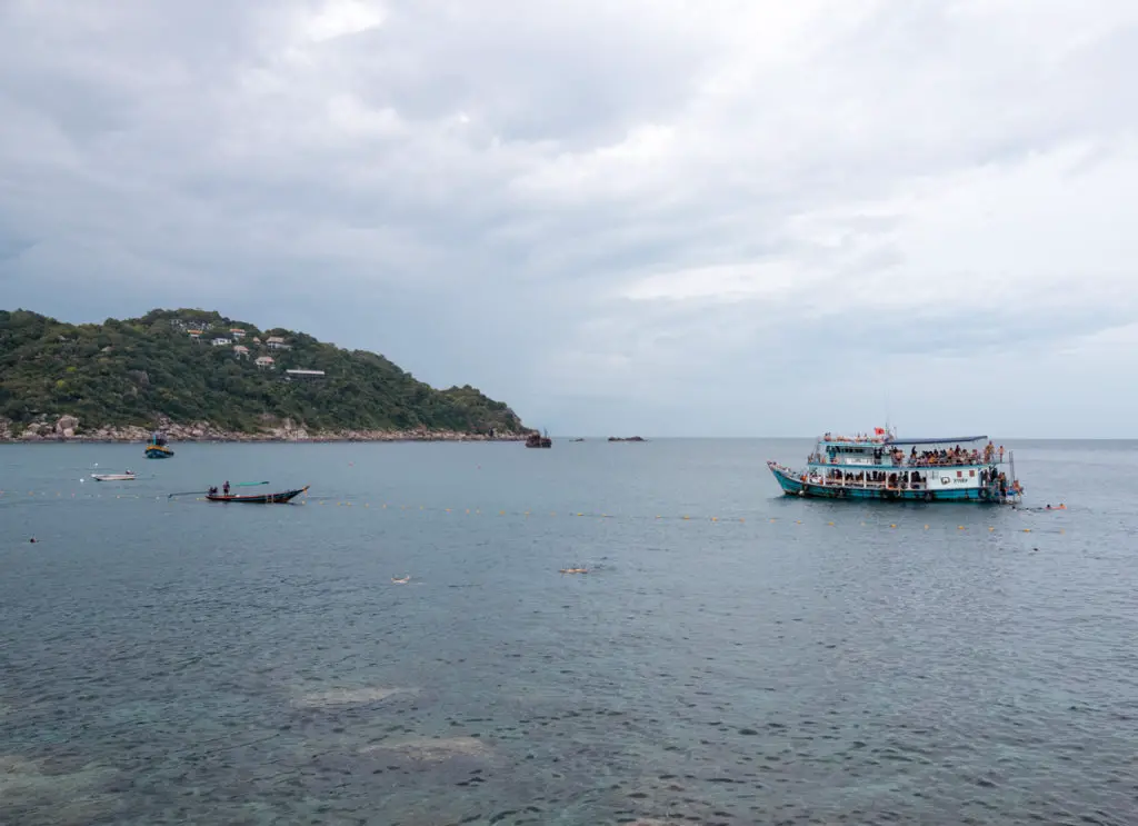 Schnorchelboot in einer Bucht von Koh Tao