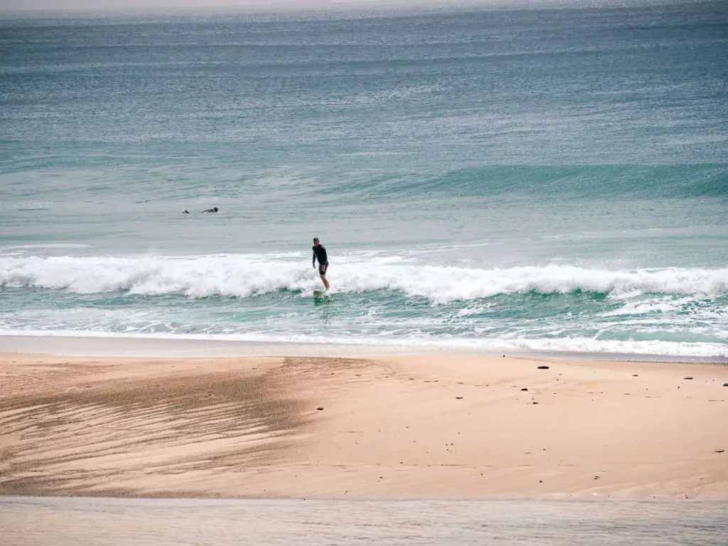 Byron Bay: Surfer am Strand