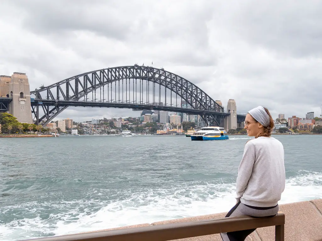 Sara mit Blick auf die Harbour Bridge