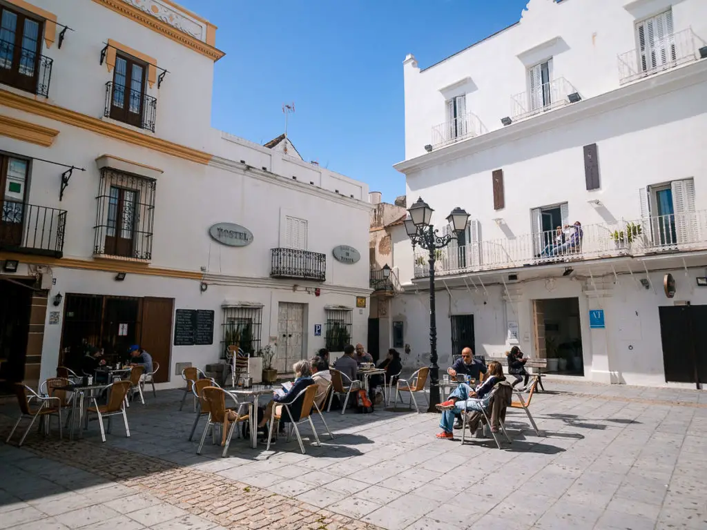 Platz mit Restaurants in Tarifa Spanien