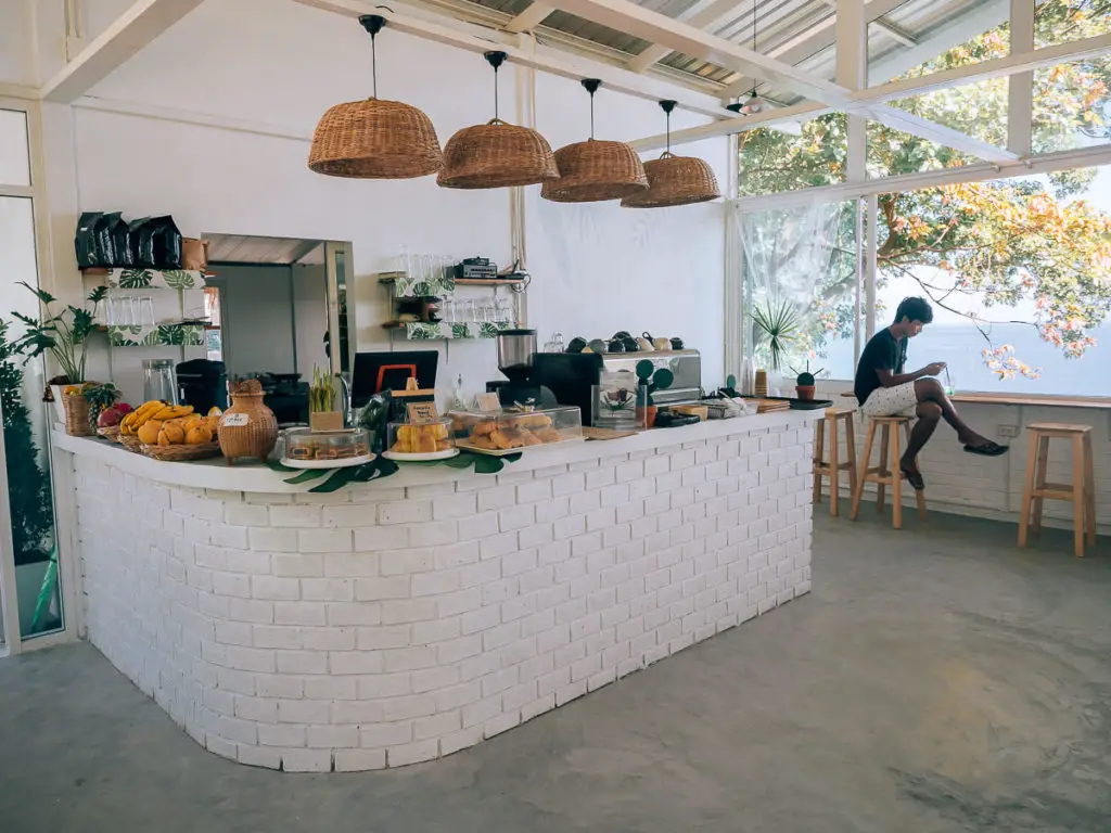 Die Theke im What´s Cup Café in Koh Phangan