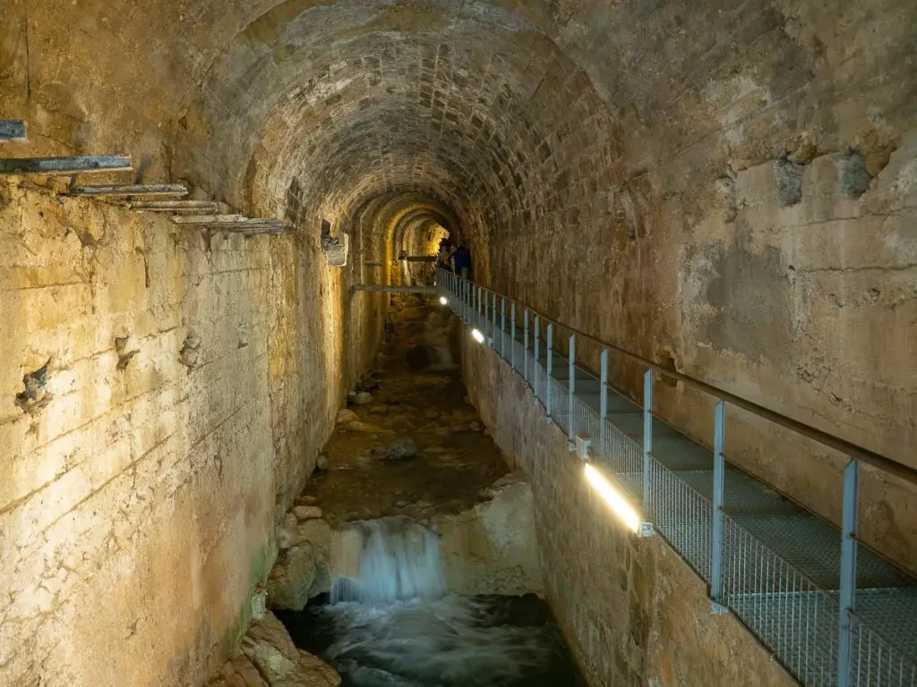 Fluss & Laufweg im Tunnel Bóveda de la Plaza de Santa María