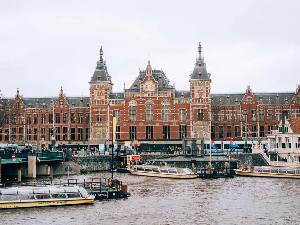 Die Außenfassade des Amsterdam Centraal Bahnhofs