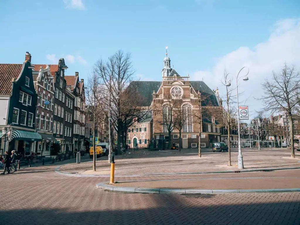 Kirche und Vorplatz im Amsterdamer Viertel Jordaan