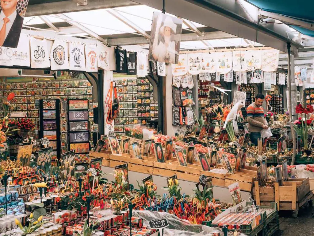 Verkaufsstand mit Souvenirs und Knollen am Blumenmarkt in Amsterdam