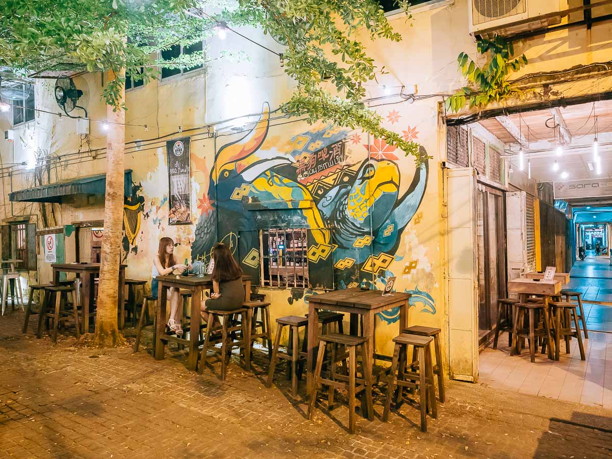 Einen Besuch wert: die Drunk Monkey Old Street Bar in Kuching