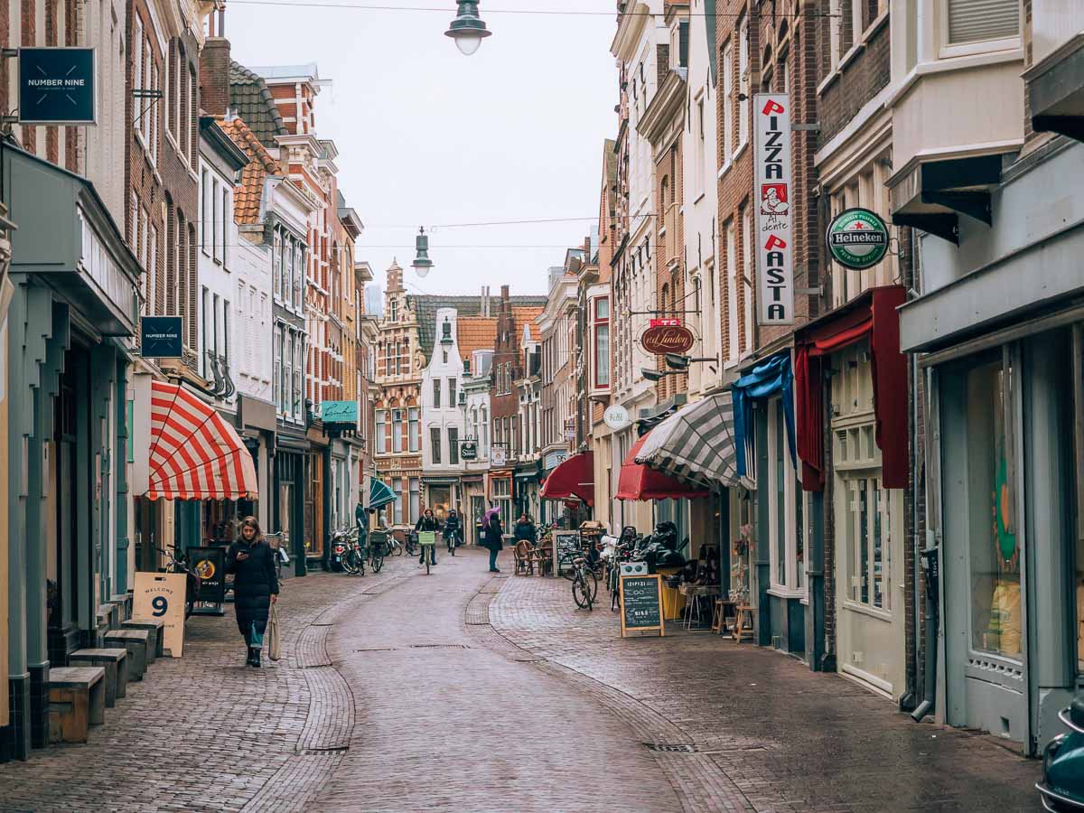 Wunderschöne Straße in Haarlem Holland