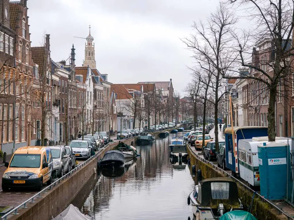 Fluss und Grachten in Haarlem Holland