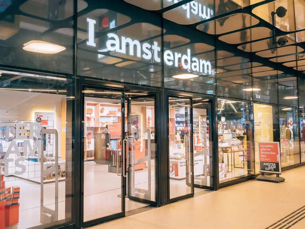 I Amsterdam City Card Laden am Bahnhof