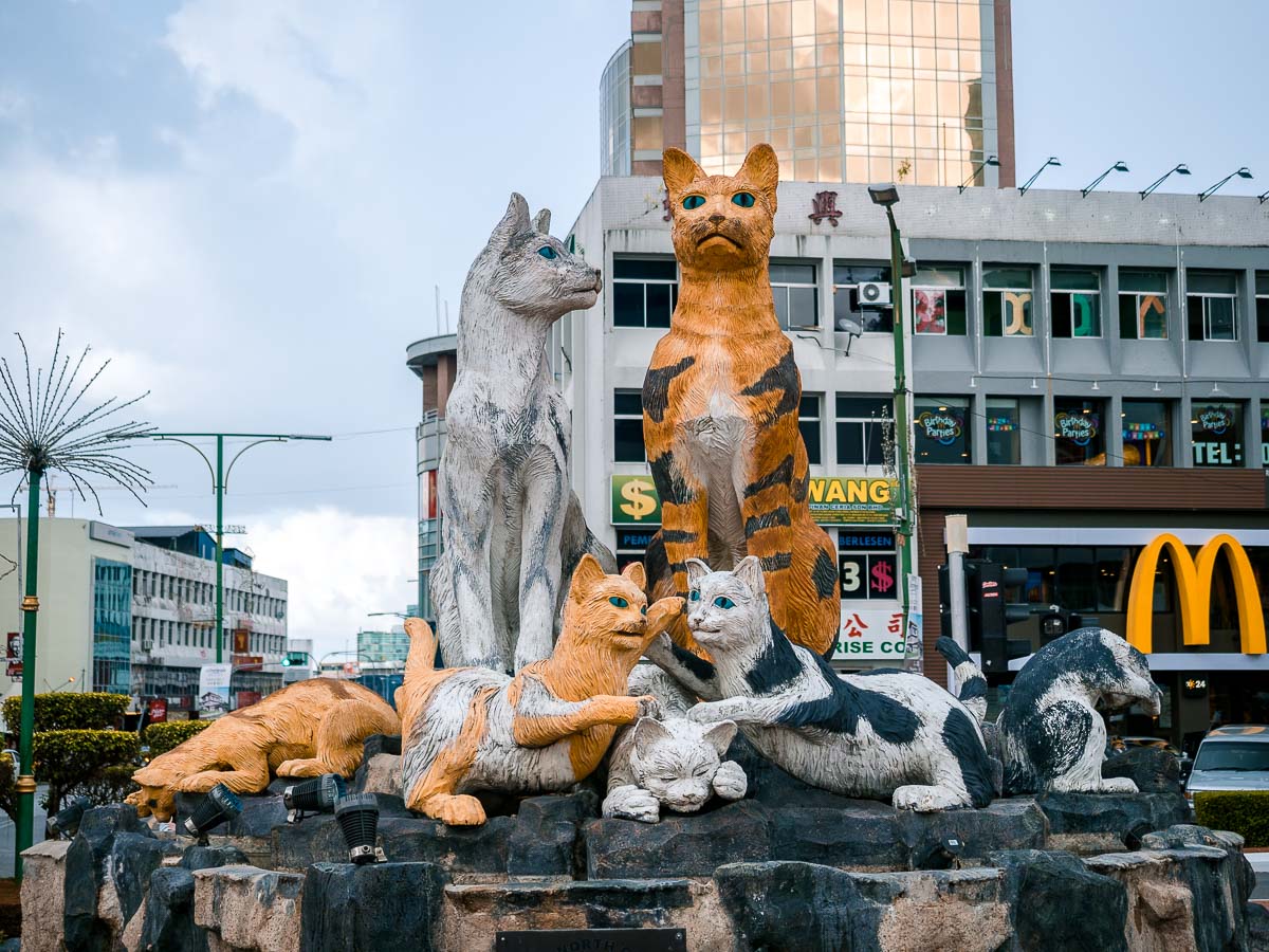 Etwas für Katzenliebhaber: Katzenstatuen innerhalb der Stadt
