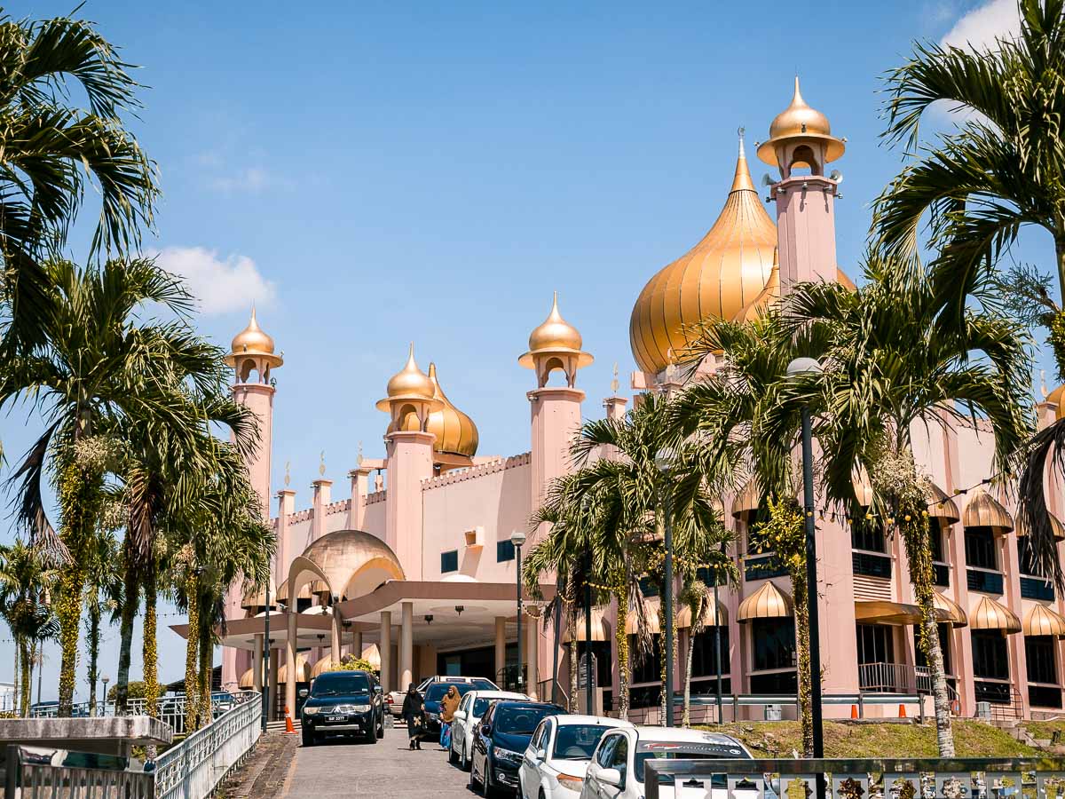 Die Masjid Bandaraya Kuching von außen