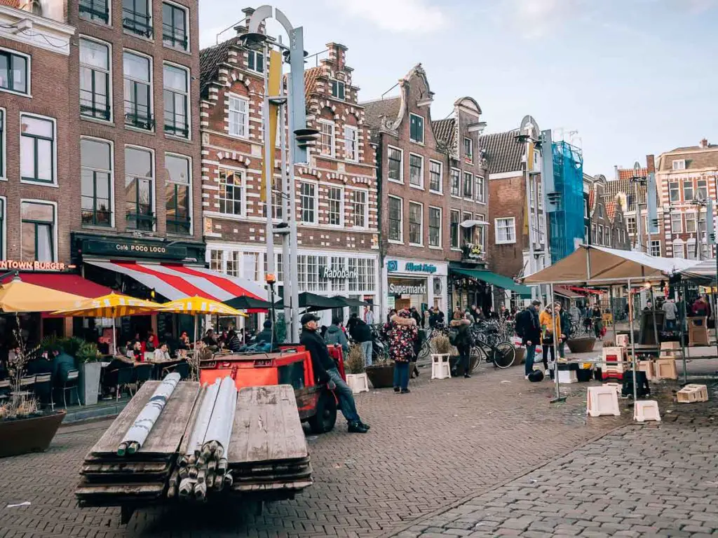 Stände und Restaurants am Neumarkt Amsterdam