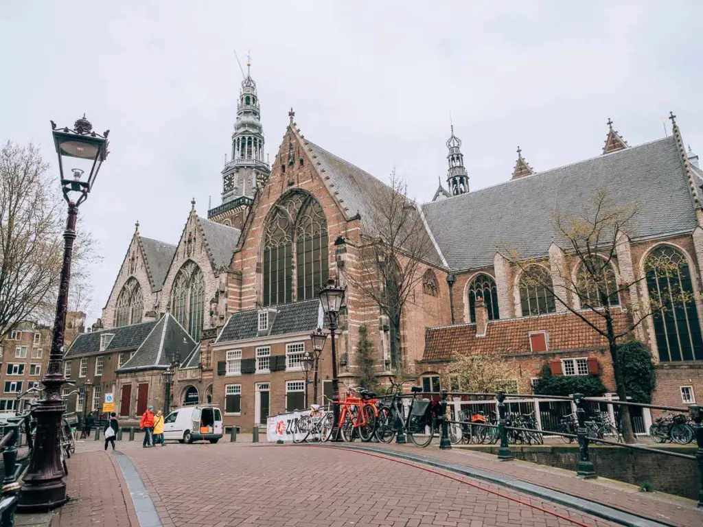 Die Kirche Oude Kerk in Amsterdam