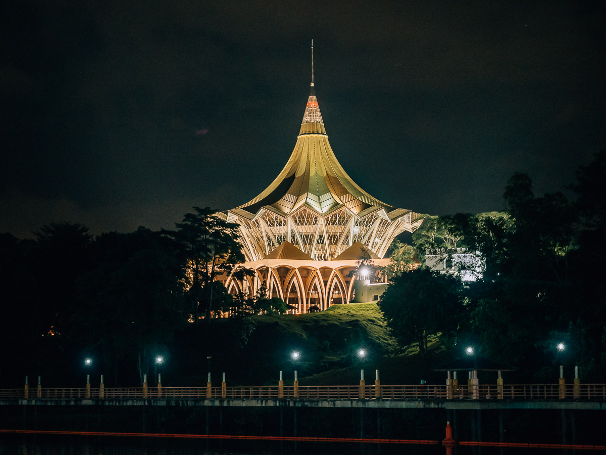 Sarawak State Assembly in Kuching bei Nacht