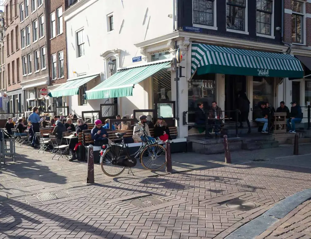 Das gutbesuchte Winkel 43 Café in Amsterdam