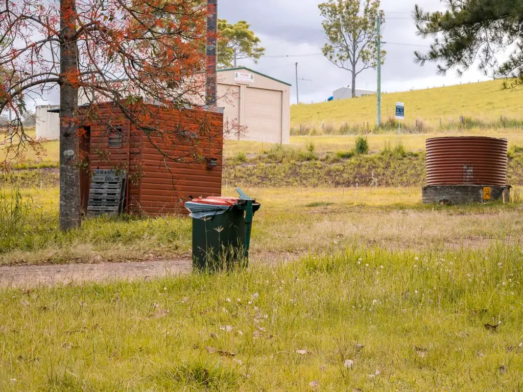 Campen in Australien: Plumsklo und eine Mülltonne