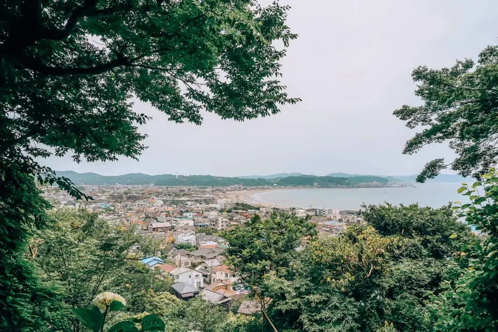 Aussicht auf die Stadt Kamakura in Japan